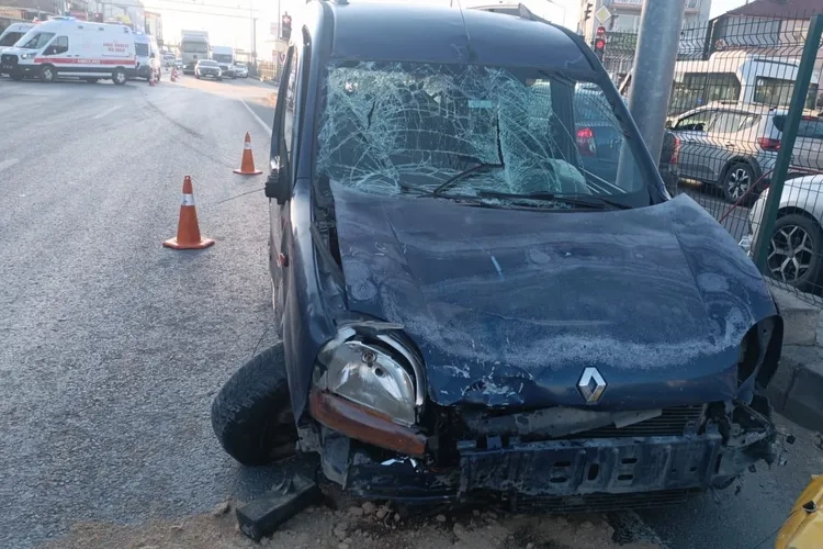Altınova'da Aşırı Hız Kazası: Minibüs ve Motosikletlere Çarpma