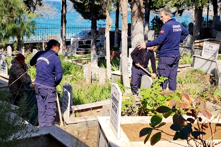 Esenköy Mezarlıkları Ramazan Bayramı'na Hazırlandı