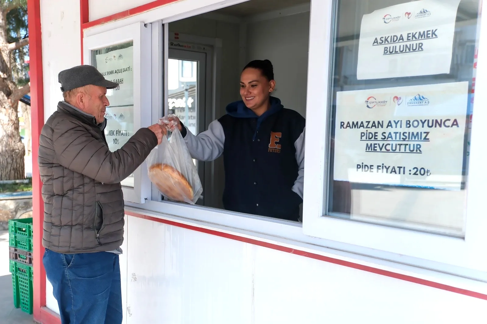 Çiftlikköy'de 20 TL'lik Ramazan Pidesi Yoğun İlgi Görüyor