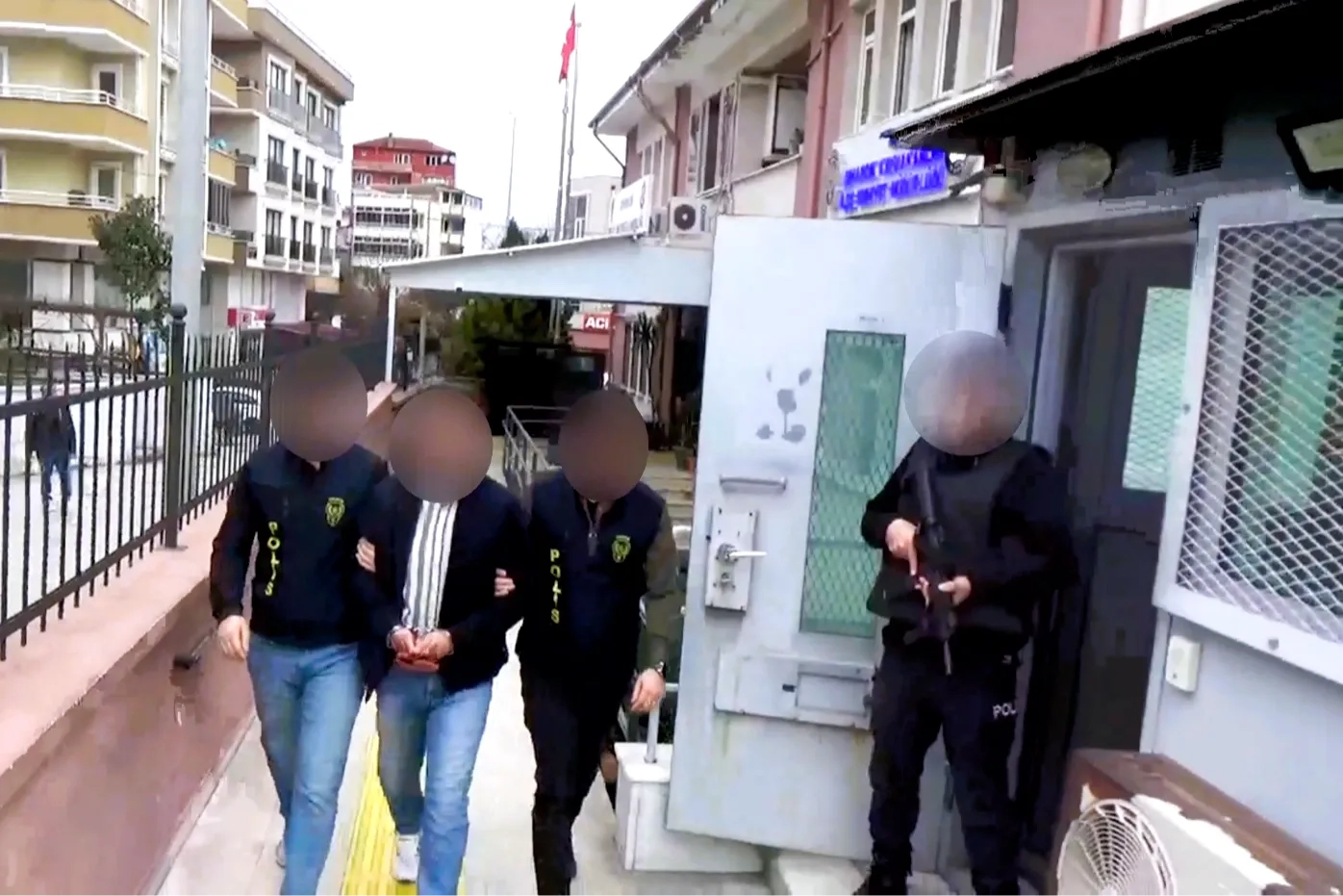Yalova'da 24 Yıl Hapis Cezalı Zanlı ve Sahte Kimlikli Şahıs Tutuklandı