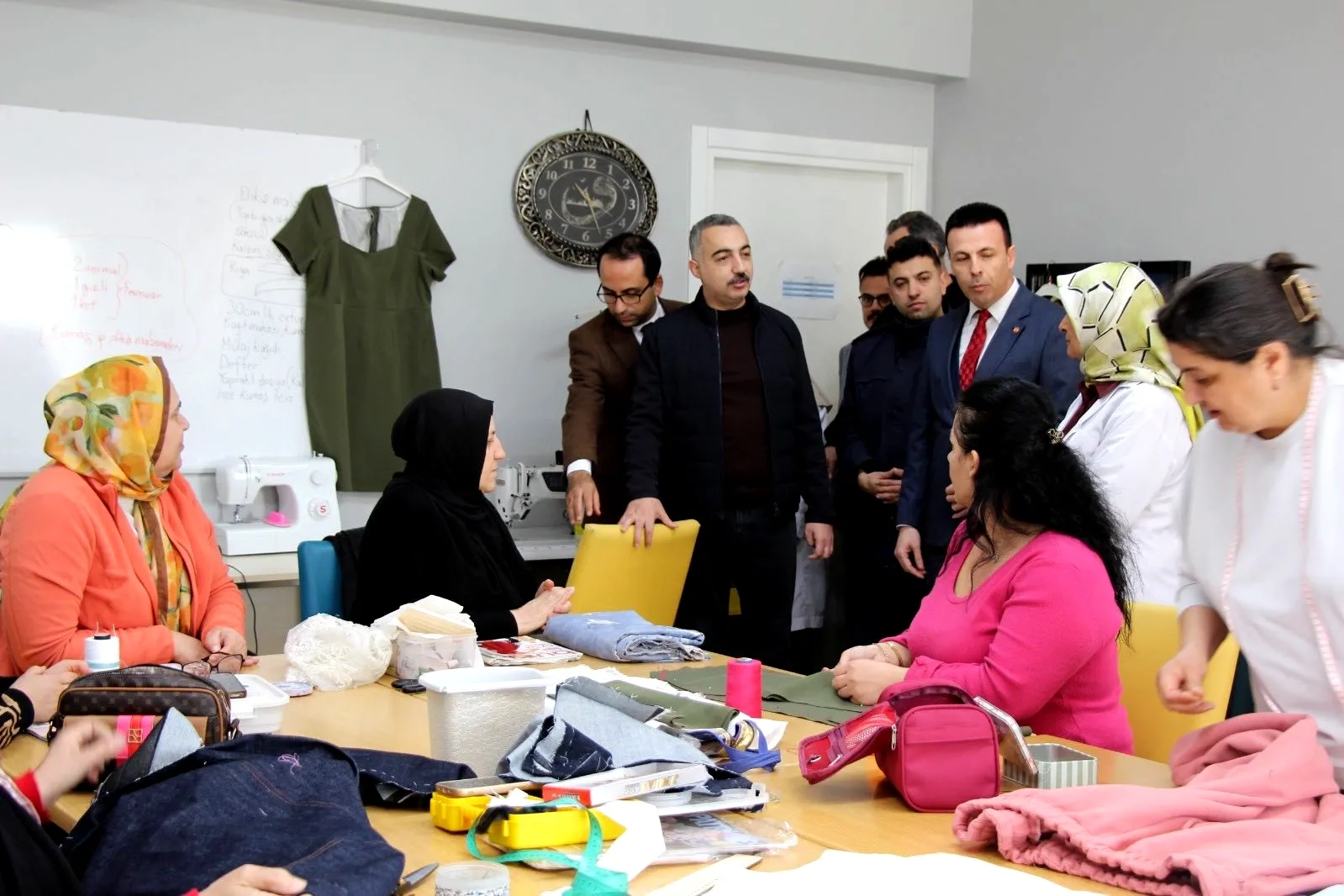 Armutlu Kaymakamı Halk Eğitim Merkezi'nde Kurs İncelemesi Yaptı