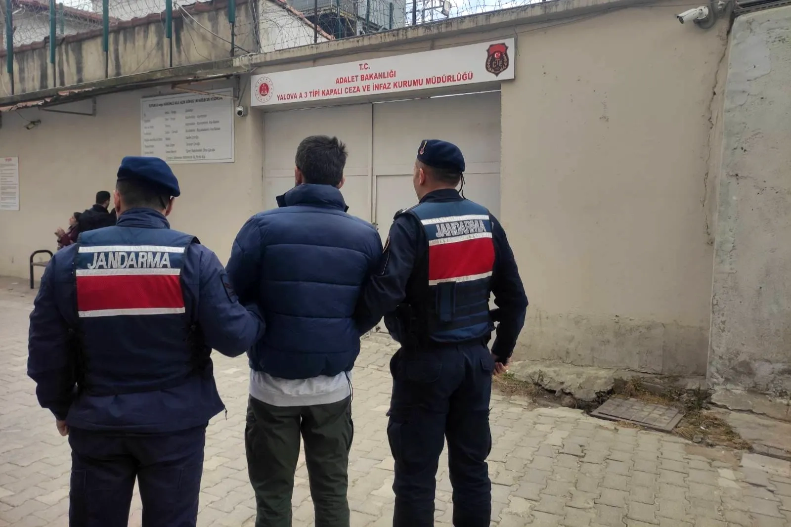 Yalova'da Hırsızlık Operasyonu: Silah ve Uyuşturucu Ele Geçirildi