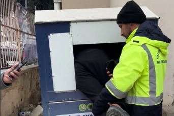 Yalova'da Bağış Kutusuna Telefon ve Cüzdan Atıldı, Belediye Kurtardı