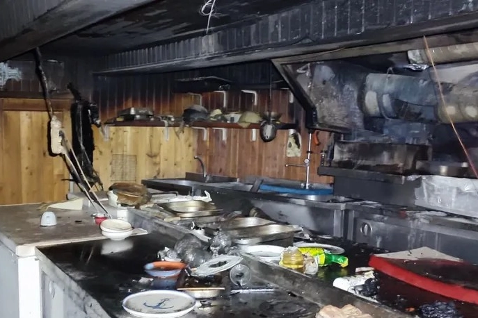 Yalova'da Tekne Restoran Yangını: Alevler Arasında Kalan İşletme Küle Döndü