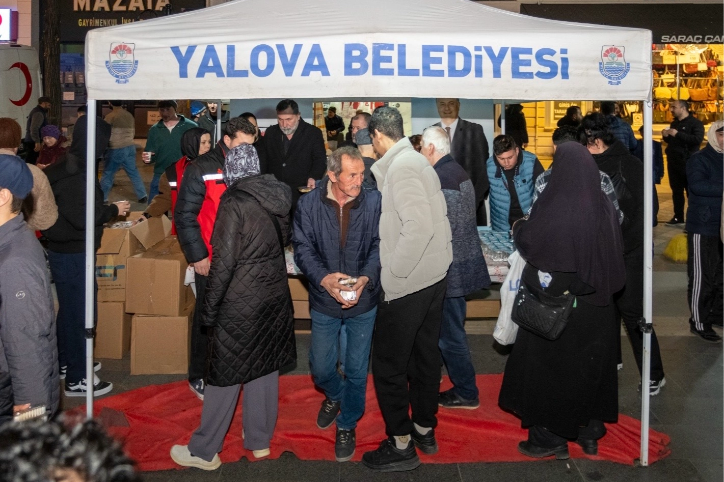 Yalova'da Kadir Gecesi'nde Lokum ve Helva İkramı