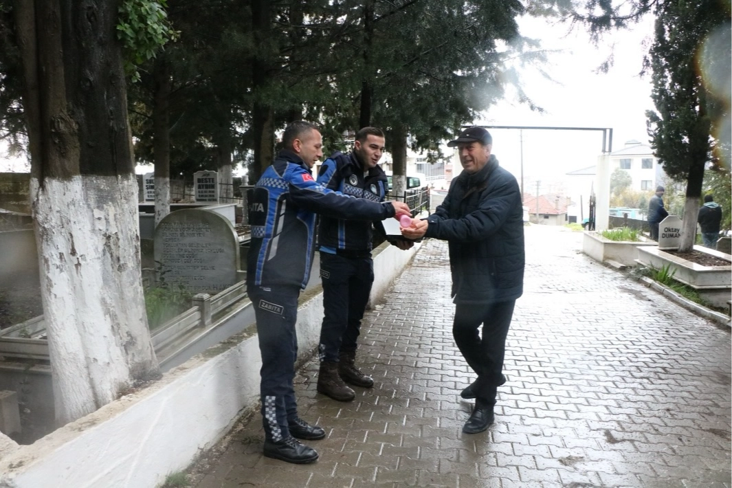 Çınarcık'ta Ramazan Bayramı'nda Lokum ve Gül Suyu İkramı