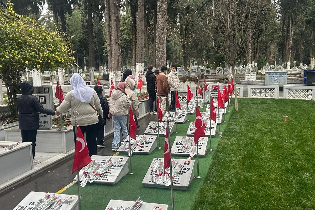 Yalova'da Ramazan Bayramı'nda Duygusal Şehitlik Ziyareti