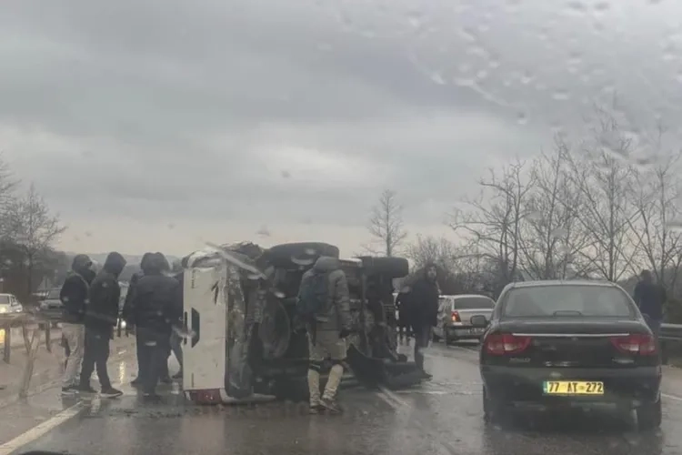 Bursa Yalova Yolu Süpürgelik'te Kamyonet Devrildi: 1 Yaralı