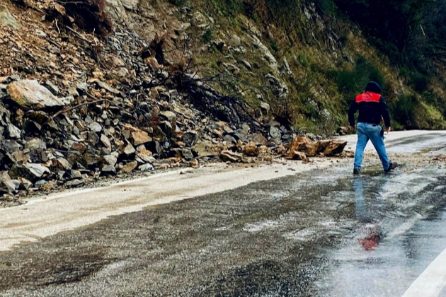 Yalova Esenköy'de Heyelan: Armutlu-Esenköy Yolu Kapandı