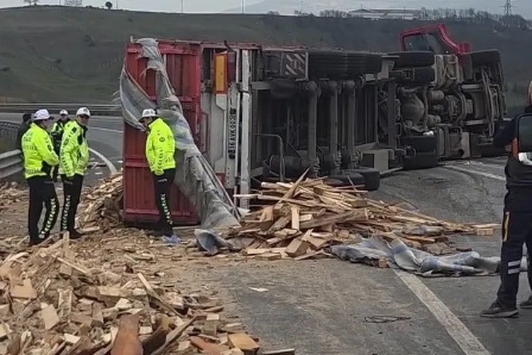 Süpürgelik'te TIR Devrildi: Yalova-Bursa Yolu Kapandı, 2 Yaralı