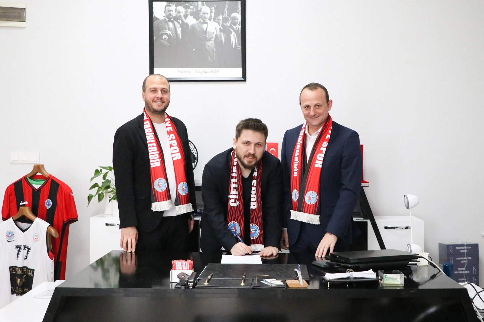 Çiftlikköy Belediyespor'da Yaldırak ile Sözleşme Yenilendi