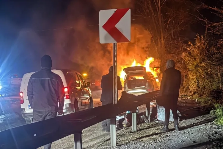 Yalova-Bursa Yolunda Seyir Halindeki Araç Alev Aldı: Süpürgelik'te Korku Dolu Anlar