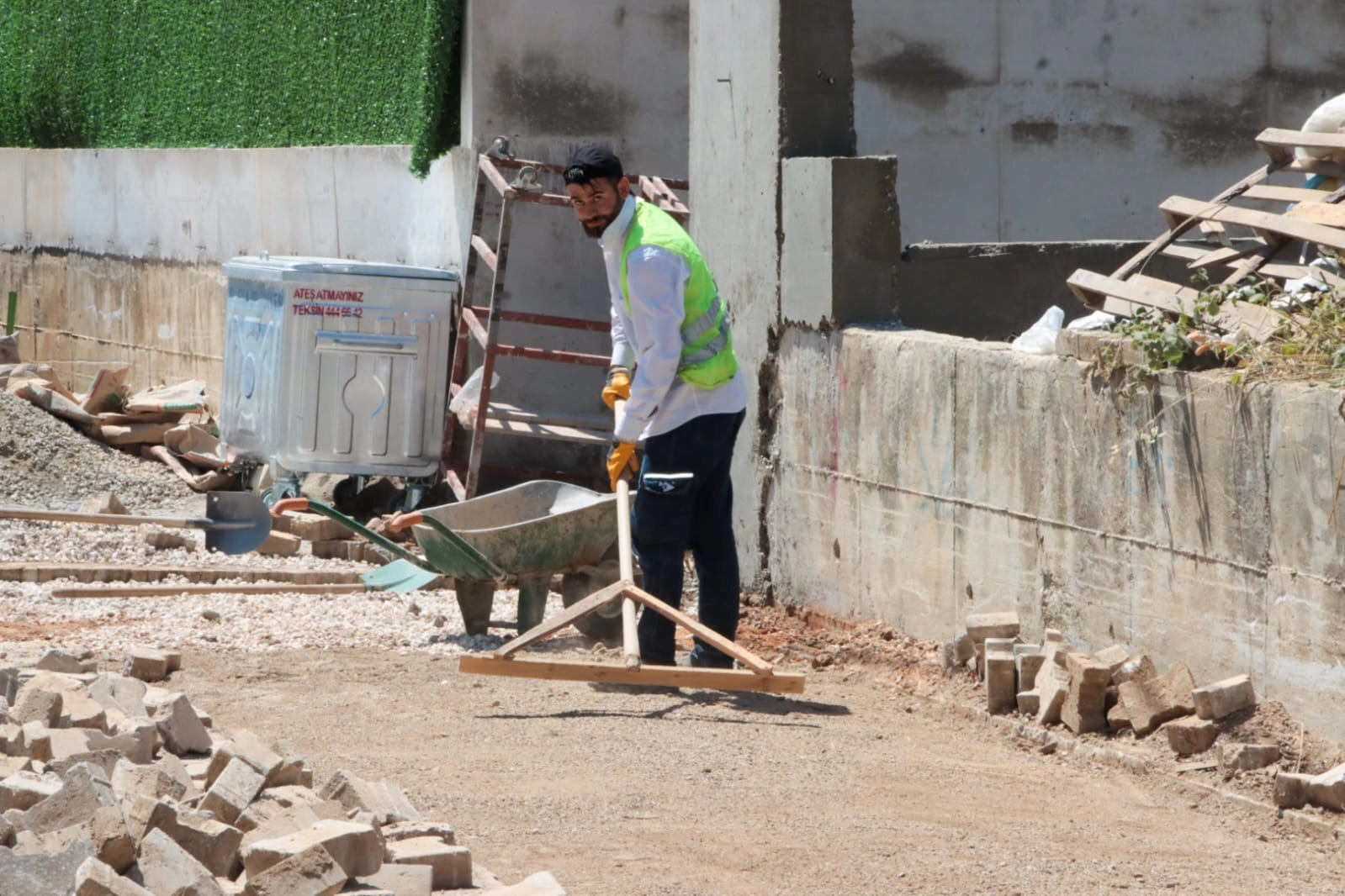 Yalova'da Parke ve Bordür Çalışmaları Hız Kesmeden Devam Ediyor