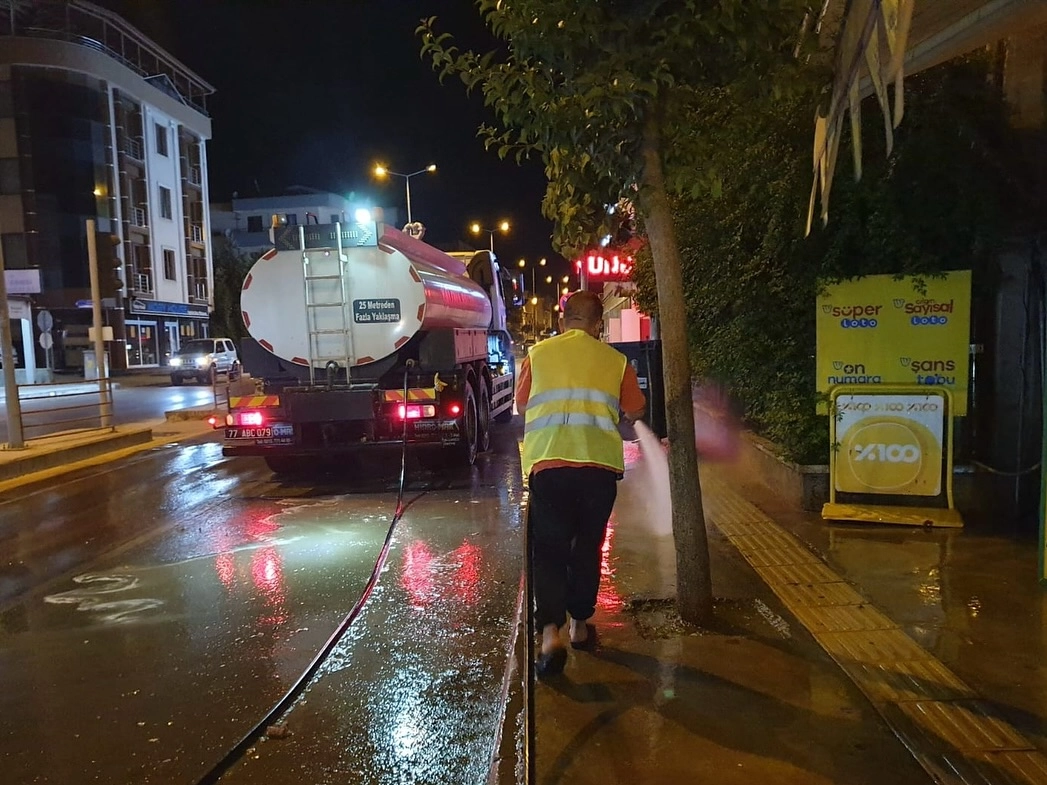 Yalova'da 7/24 Temizlik: Yaşar Okuyan Bulvarı'nda Gece Gündüz Çalışma