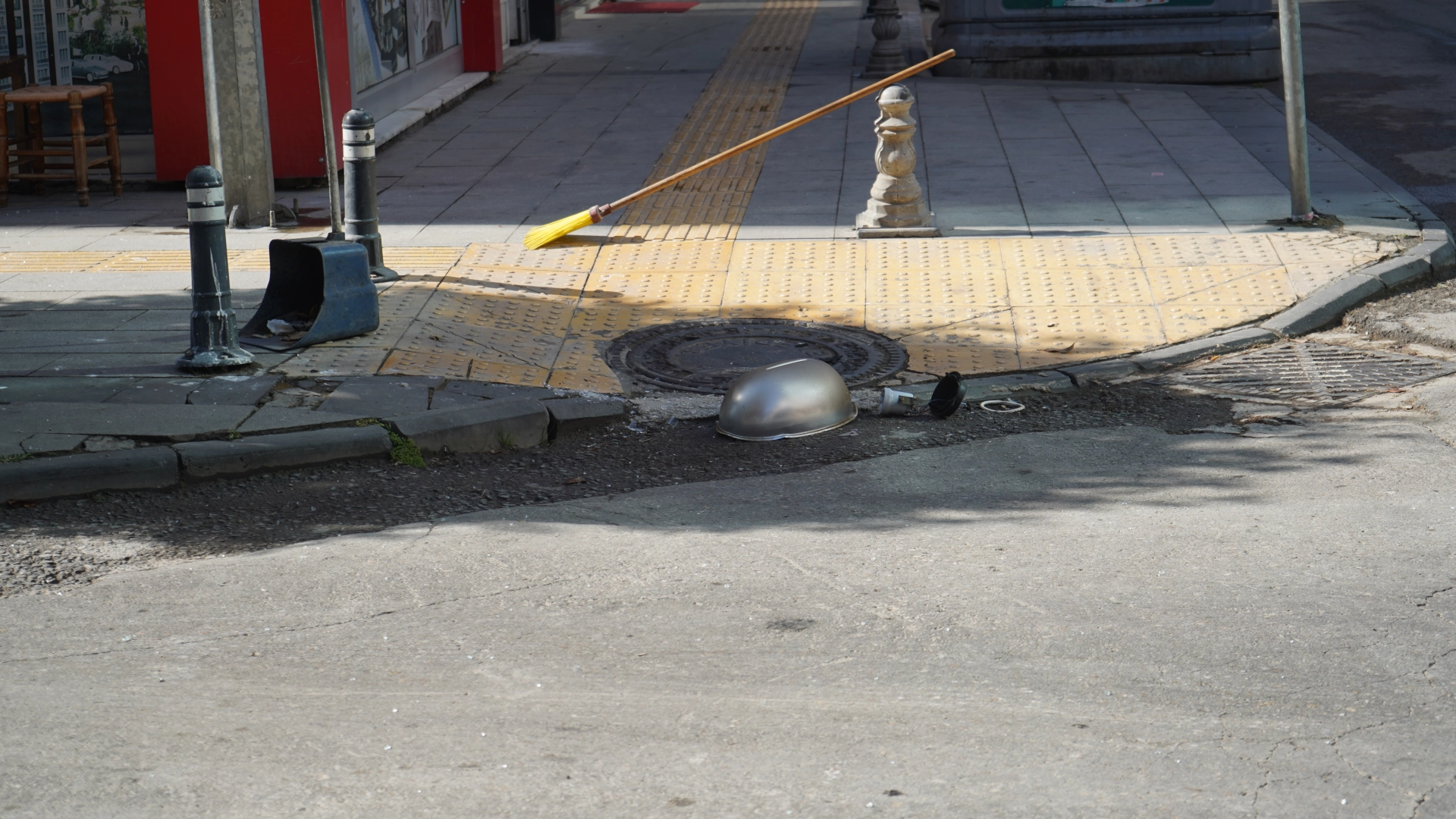 Yalova'da Aydınlatma Direğinden Parça Düştü: Facia Son Anda Önlendi