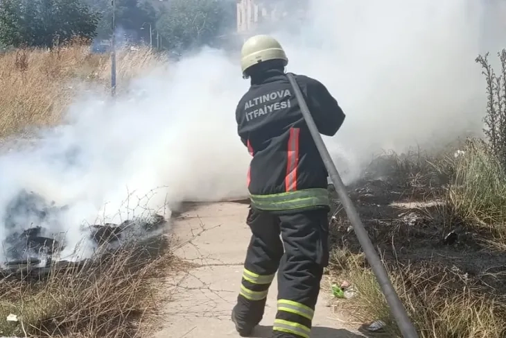 Altınova Hersek'te Ot Yangını: İtfaiye Hızlı Müdahale Etti