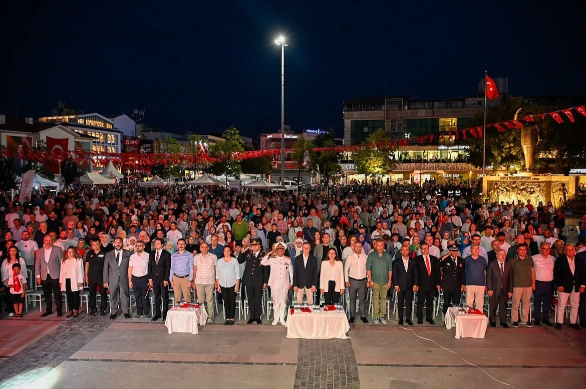 Yalova'da 15 Temmuz Anma Töreni: Vali Kaya ve Vatandaşlar Demokrasi Nöbetinde