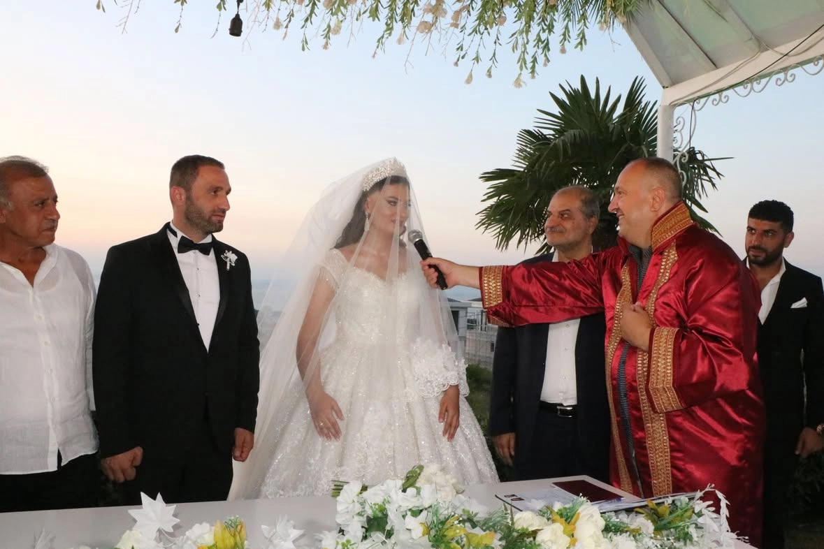 Çınarcık Belediyesi'nden Genç Çifte Nikah Töreninde Anlamlı Destek
