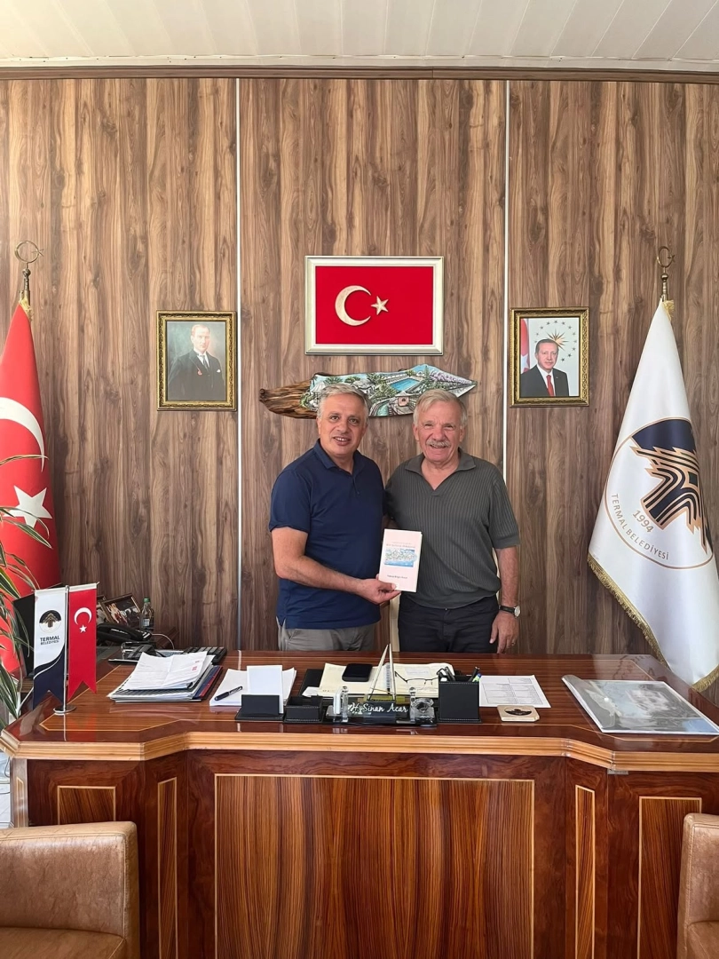 Yalova Belediye Başkanı Termal'e Kitap Hediye Etti - Bir Şehrin Hikayesi