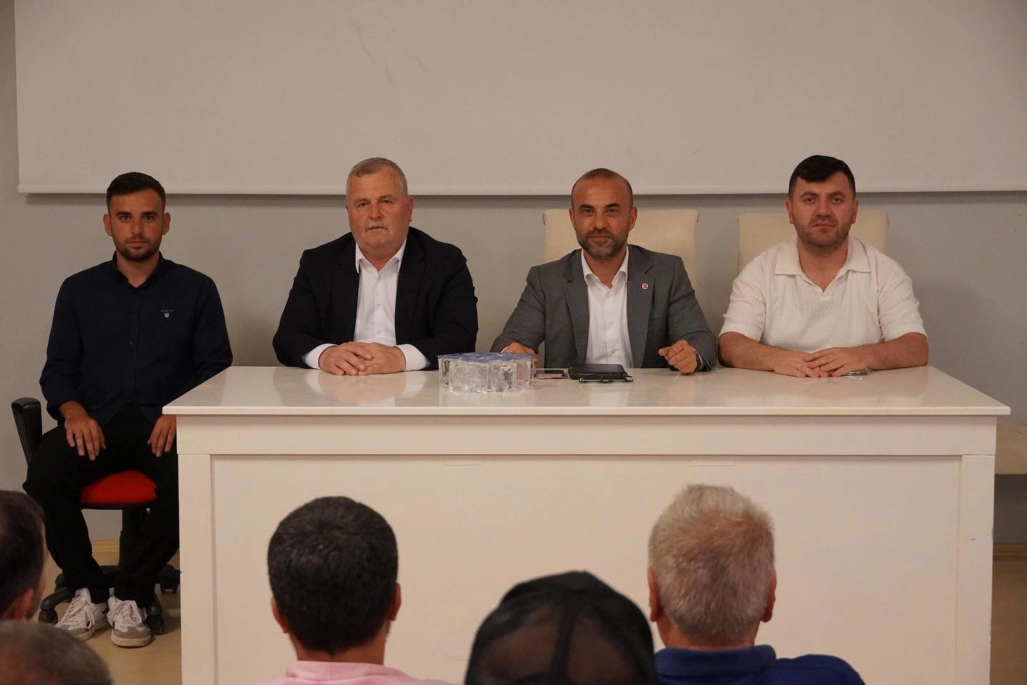 AK Parti Yalova Armutlu'da Teşkilat Toplantısı: Yatırım ve Birlik Vurgusu