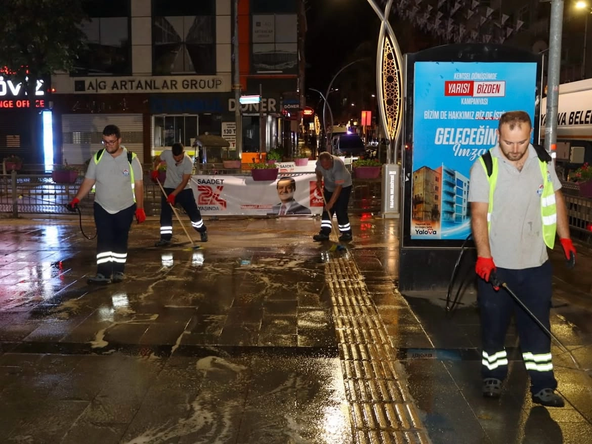 Yalova Belediyesi 7/24 Temizlik Çalışmaları ile Şehri Tertemiz Yapıyor