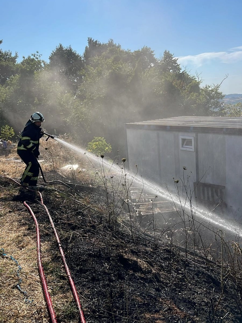 Yalova Kirazlı'da Arazi Yangını: İtfaiye Hızlı Müdahale Etti, Can Kaybı Yok