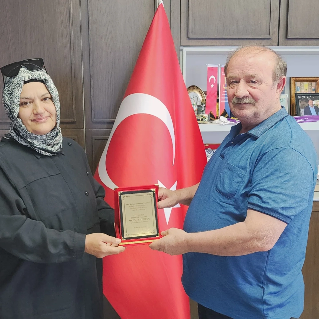 Esenköy Belediyesi'nden Filografi Sanatçısı Aysun Gemalmaz'a Plaket