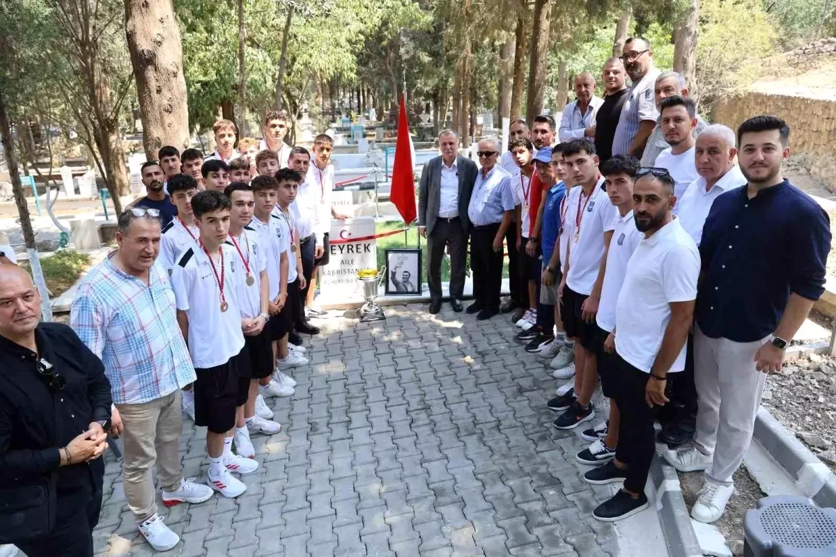 Yunusemre Belediyespor U17 Şampiyon Oldu, Kupayı Ferdi Zeyreke'ye Armağan Etti