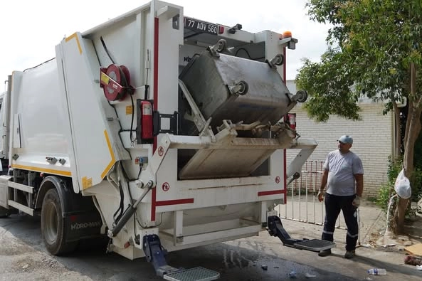 Armutlu'da Çöp Konteynerleri Hijyenik Temizlikle Dezenfekte Ediliyor