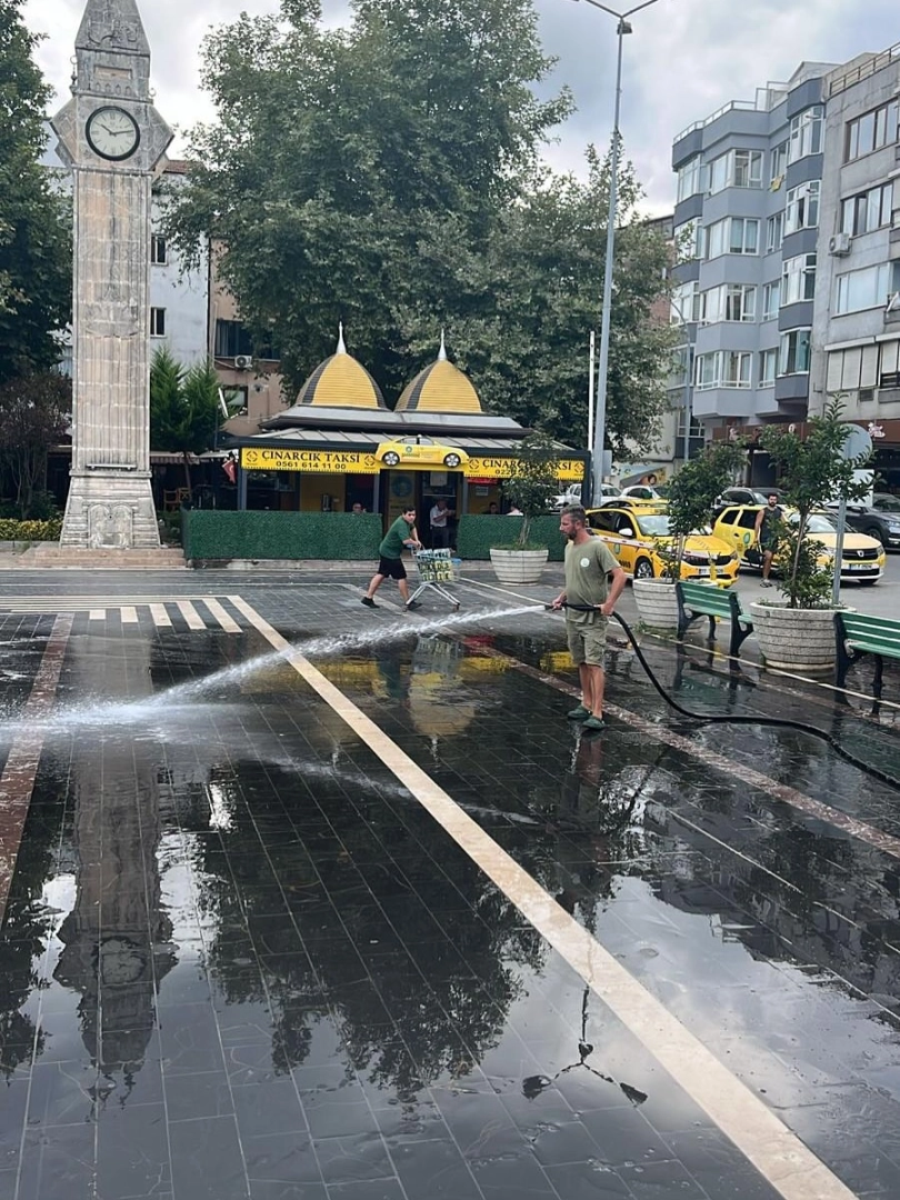 Çınarcık'ta 7/24 Temizlik Çalışmaları: Cadde ve Parklar Temizleniyor