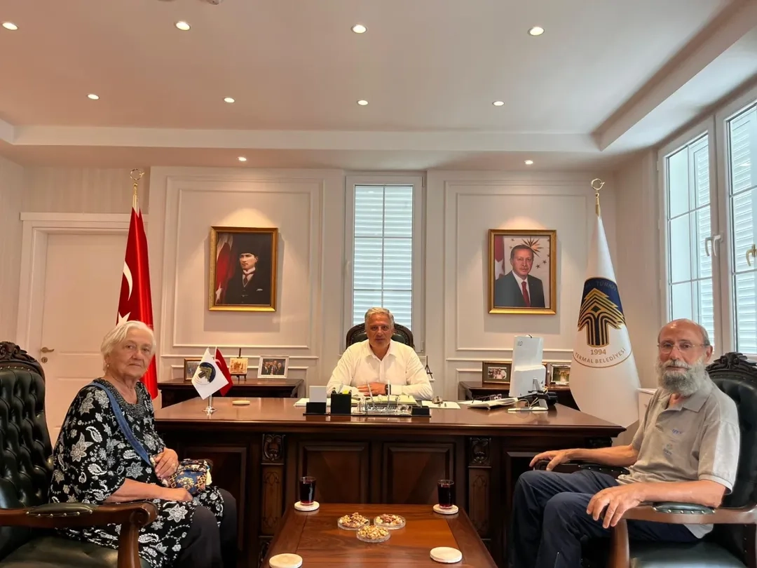 Termal'de Gönüllü Resim Öğretmeni Aysel Ulaş Başkan Acar'ı Ziyaret Etti