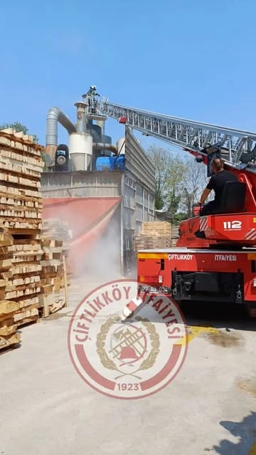 Taşköprü'de Palet Fabrikası Yangını İtfaiye Müdahalesiyle Söndürüldü