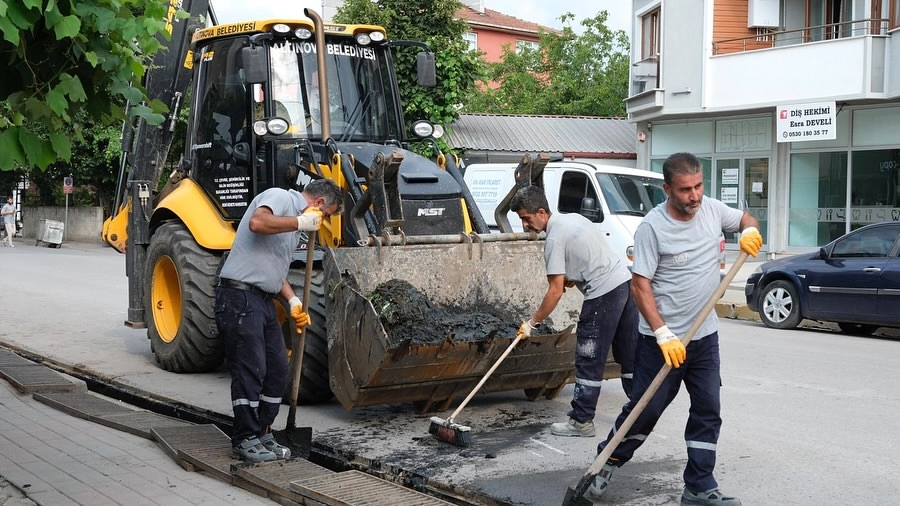 Altınova'da Mazgal Temizliği: Yağmur Suyu Tahliyesi Güvence Altında