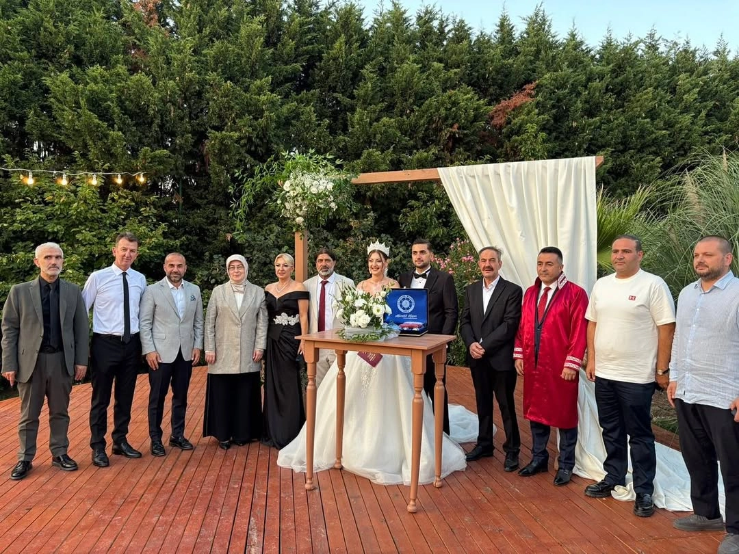 AK Parti Yalova Delegeleri Genç Çiftin Nikah Şahitliğini Yaptı