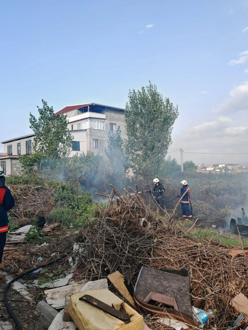 Yalova Güven Sokak'ta Çöp Yangını: İtfaiye Hızlı Müdahale Etti
