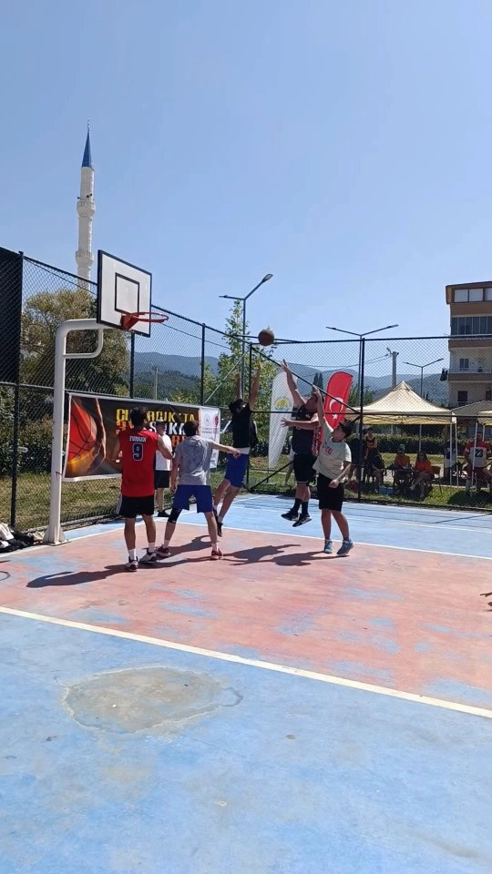 Çınarcık 3x3 Sokak Basketbolu Turnuvası: Gençler Sahada Ter Döktü