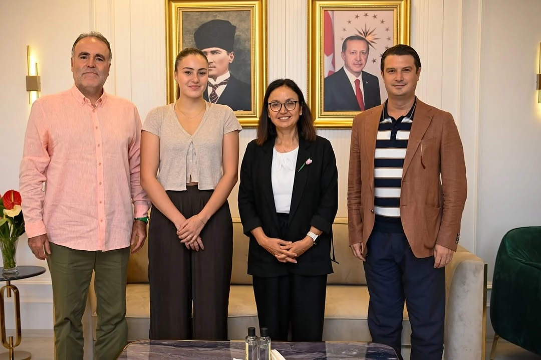 Masa Tenisi Milli Takım Sporcusu Ece Haraç Yalova Valisi'ni Ziyaret Etti