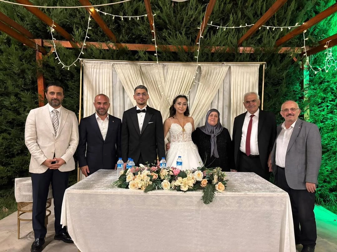 AK Parti Yalova İl Başkanlığı Düğüne Katıldı: Genç Çifte Mutluluk Dilekleri