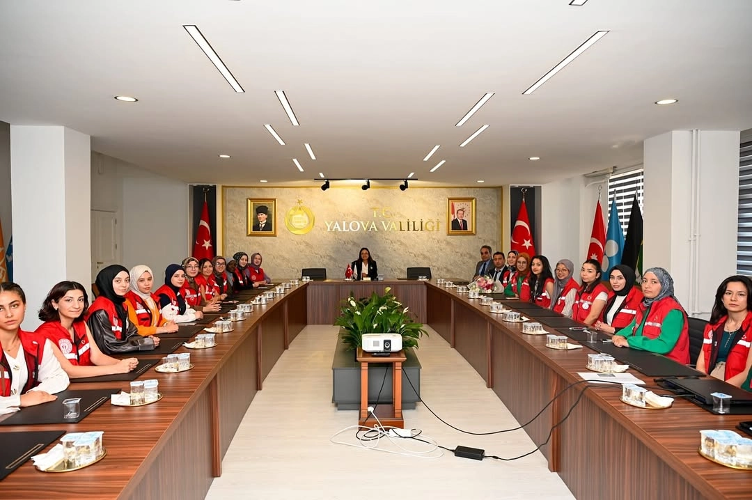 Yalova Valisi Damla Gönüllülük Projesi Gençlerini Ağırladı