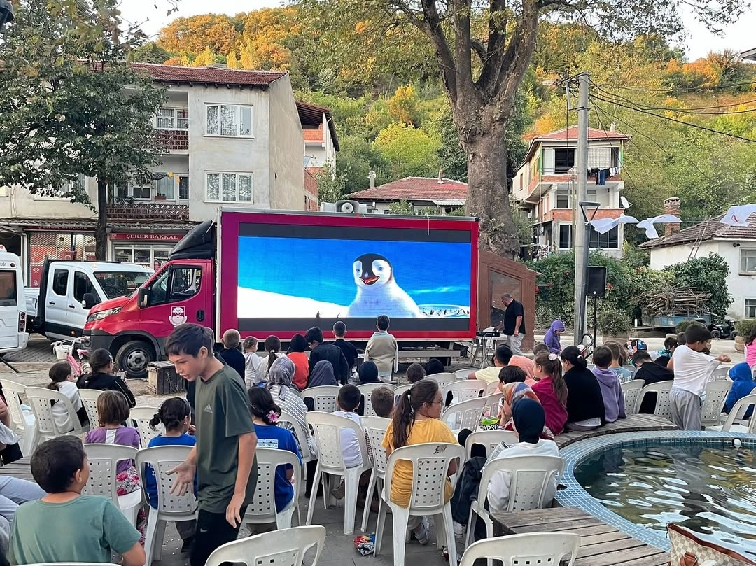 Yalova Sugören'de Açık Hava Sineması: Neşeli Ayaklar ve Süt Kardeşler
