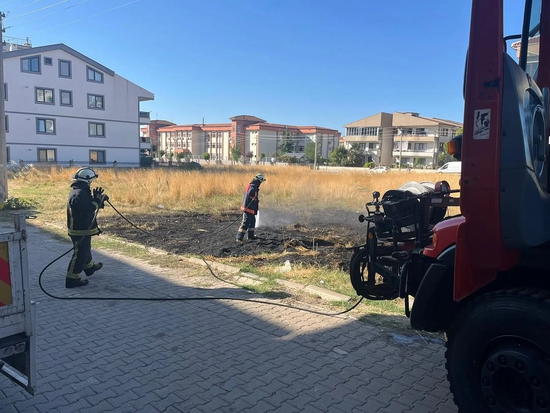 Yalova'da Arazi Yangını İtfaiye Müdahalesiyle Söndürüldü