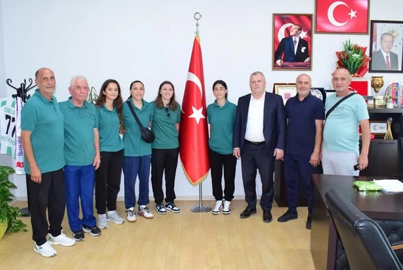 Armutlu Belediyesi Kadın Futbol Takımını Destekliyor | Başkan Arslan
