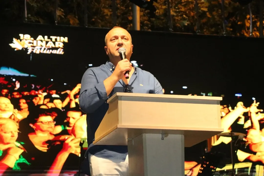Çınarcık 18. Altın Çınar Festivali Başladı: Sena Şener ve Emre Altuğ Sahne Aldı