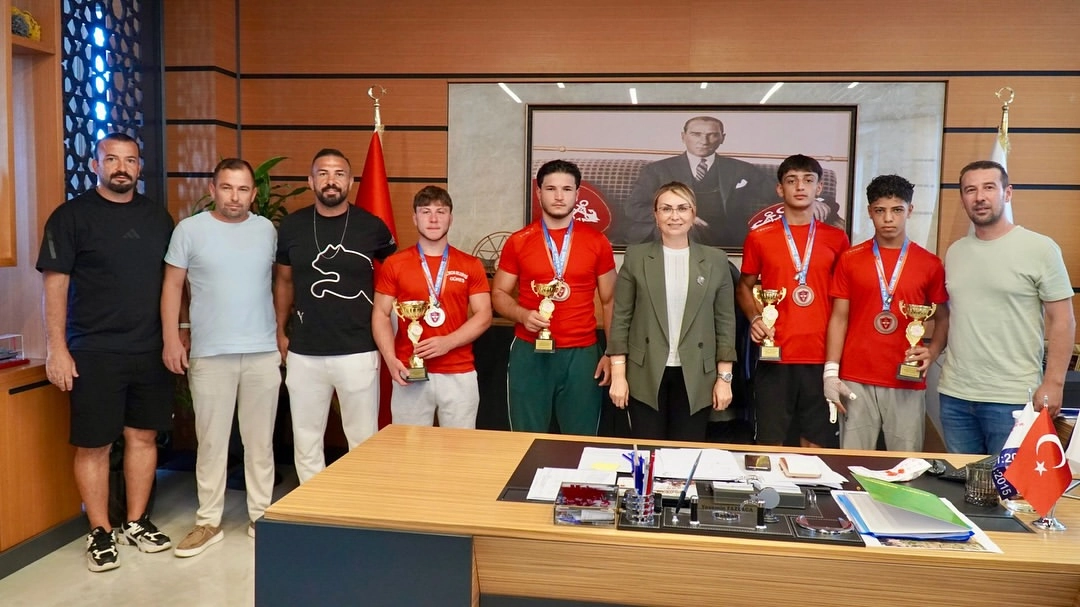 Altınova Belediyespor CW Enerji Lig Güreşleri'nde Şampiyon Oldu