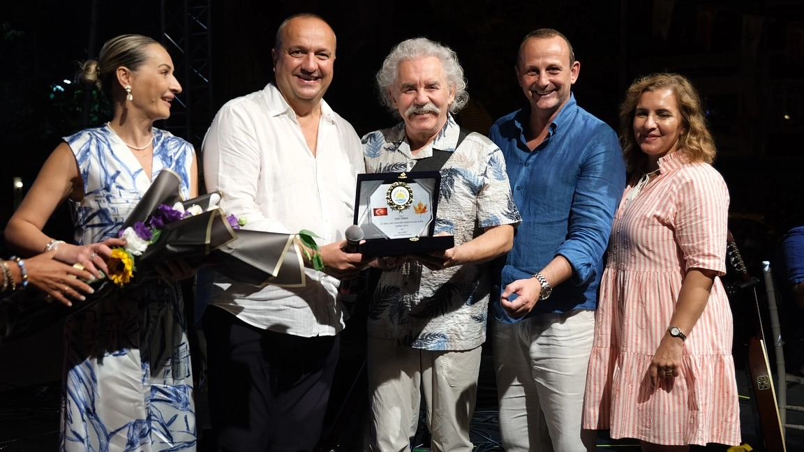 Yeni Türkü'ye Çınarcık Belediyesi'nden Teşekkür Plaketi Takdimi