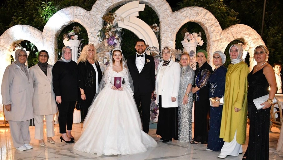 AK Parti'li Meliha Akyol Yalova Düğünlerinde Genç Çiftleri Yalnız Bırakmadı