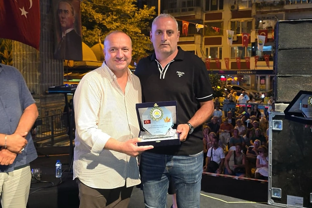 Altın Çınar Festivali Sponsorlarına Teşekkür Plaketi Verildi