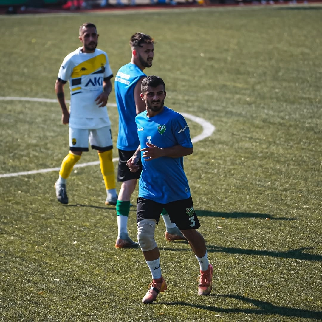 Altınova Belediyesi Futbol Takımı Yenibosna ile Hazırlık Maçı Yaptı