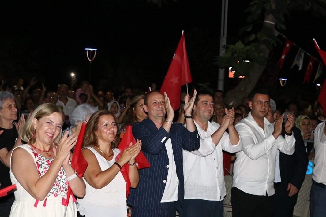 Çiftlikköy'de 30 Ağustos Zafer Bayramı Coşkusu: DJ Hakan Küfündür ve Çelik Sahnesi