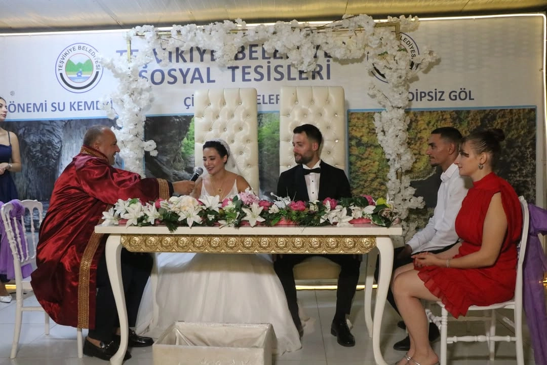 Çınarcık Belediye Başkanı Avni Kurt Miray-Dolunay Çiftinin Nikahını Kıydı